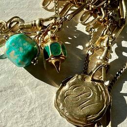Collier, médaille,chaîne,et  amulettes nos indispensables 💚
@pascalemonvoisin 
@bymahe 

#bymahe #pascalemonvoisin #bijoux #precieux #gold #amulette #accumulation #medaille #jewelry